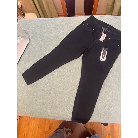 Torrid Black Jegging Jeans Size 16S NWT - Picture 2 of 8